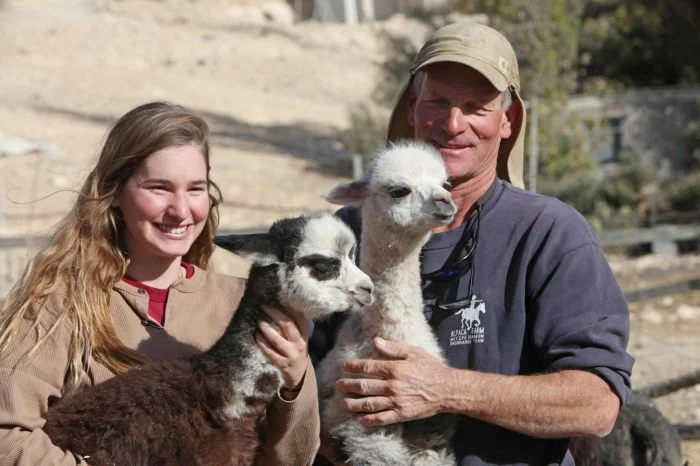Ilan Dvir et sa fille Ela, sur leur ferme. «&nbsp;Je suis contre l’abattage des onagres,&nbsp;» dit-il. «&nbsp;Mais les mâles peuvent être castrés; ils peuvent être séparés des femelles en période de reproduction.&nbsp;» Photo Eliyahu Hershkovitz