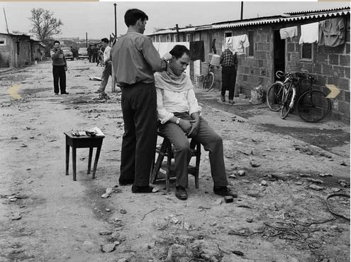 Les «&nbsp;gentils »&nbsp;: le bidonville portugais de Champigny-sur-Marne, Photo Paul Almasy, 1963 © Musée national de l'histoire et des cultures de l'immigration