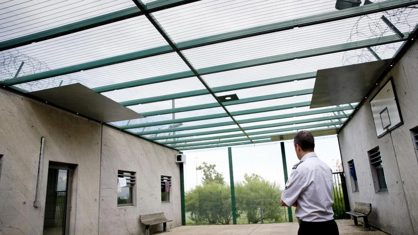 Le centre de rétention administrative (CRA) de Coquelles, à proximité de Calais. Pour ceux qui pensent qu'un CRA est un hôtel de luxe pour migrants... en fait, c'est une prison.&nbsp;