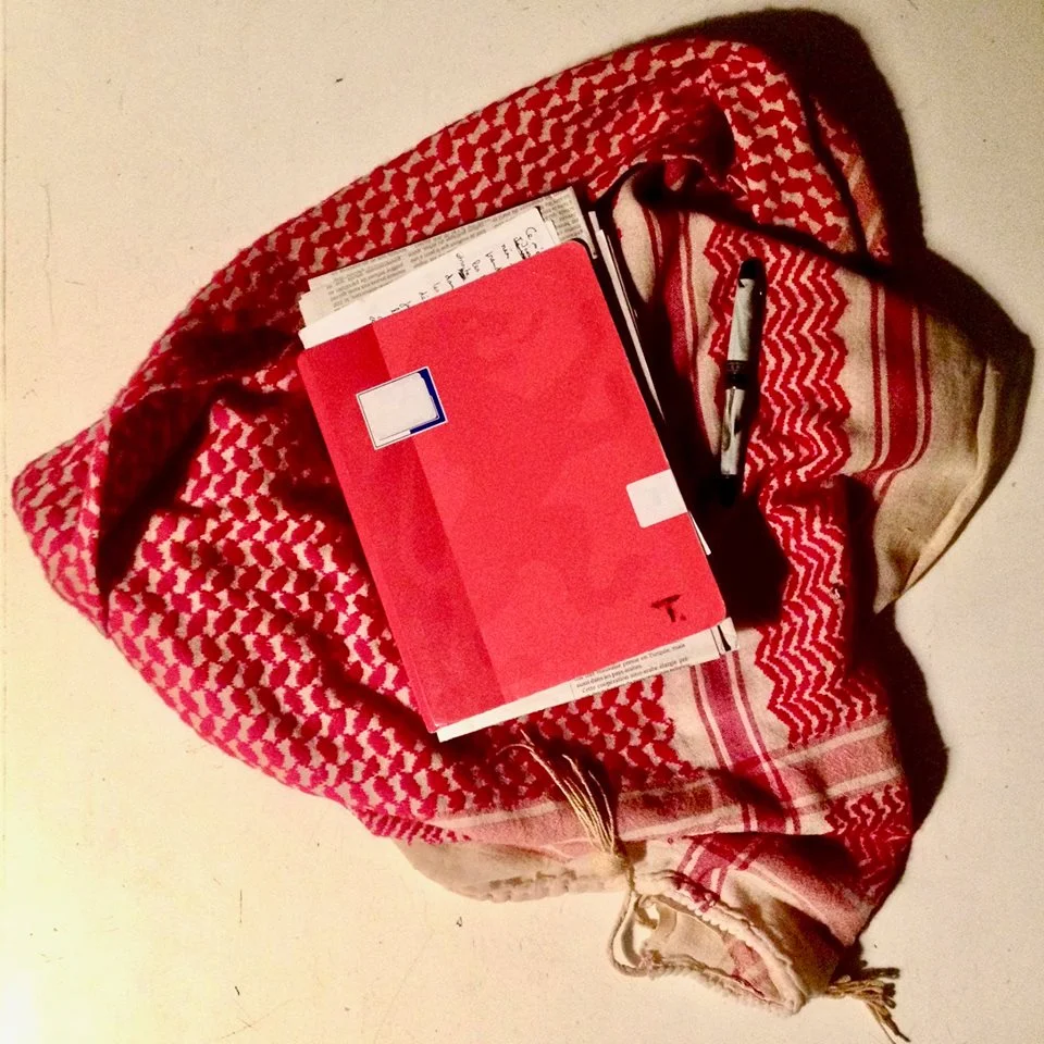 En écrivant ce matin, je porte le foulard kurde que Mehmet m'avait offert. Par Tieri Briet