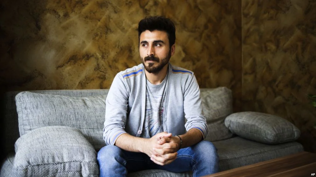 Quand un journaliste kurde exilé et un militaire turc accusé de trahison par Erdogan se rencontrent dans un camp de réfugiés en Allemagne