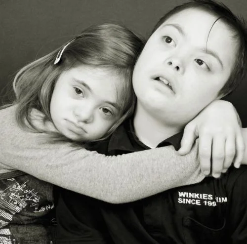 À la demande de l’institut et en tant que parent moi-même d’un enfant trisomique, j’ai réalisé ces images qui devaient juste être des photos d’école en tirages « lambda ».En observant la joie de vivre des enfants, la simplicité et la vérité de leur …