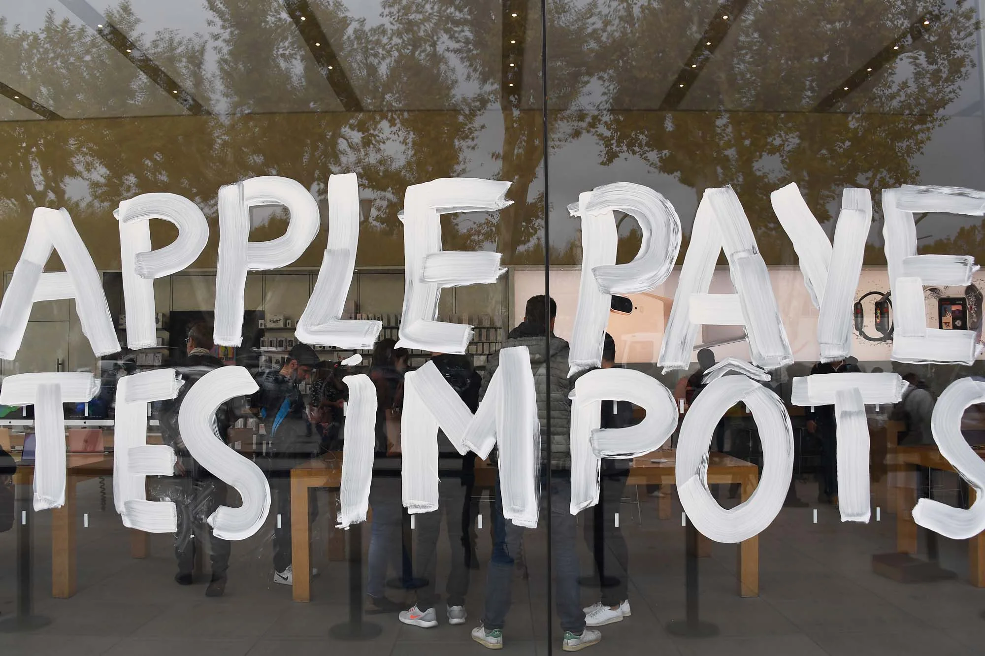Des-militants-d-Attac-occupent-un-Apple-Store-pour-reclamer-le-paiement-de-l-amende.jpg