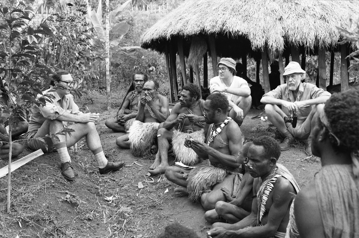 Quelques jours avant le début des cérémonies muka&nbsp;(premier stade des rites masculins) Maurice Godelier discute avec les experts rituels baruya des conditions futures de visionnage et d’utilisation des images tournées par Ian Dunlop.&nbsp;De gau…