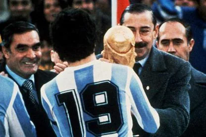 1978 : Videla remettant le trophée à Passarella
