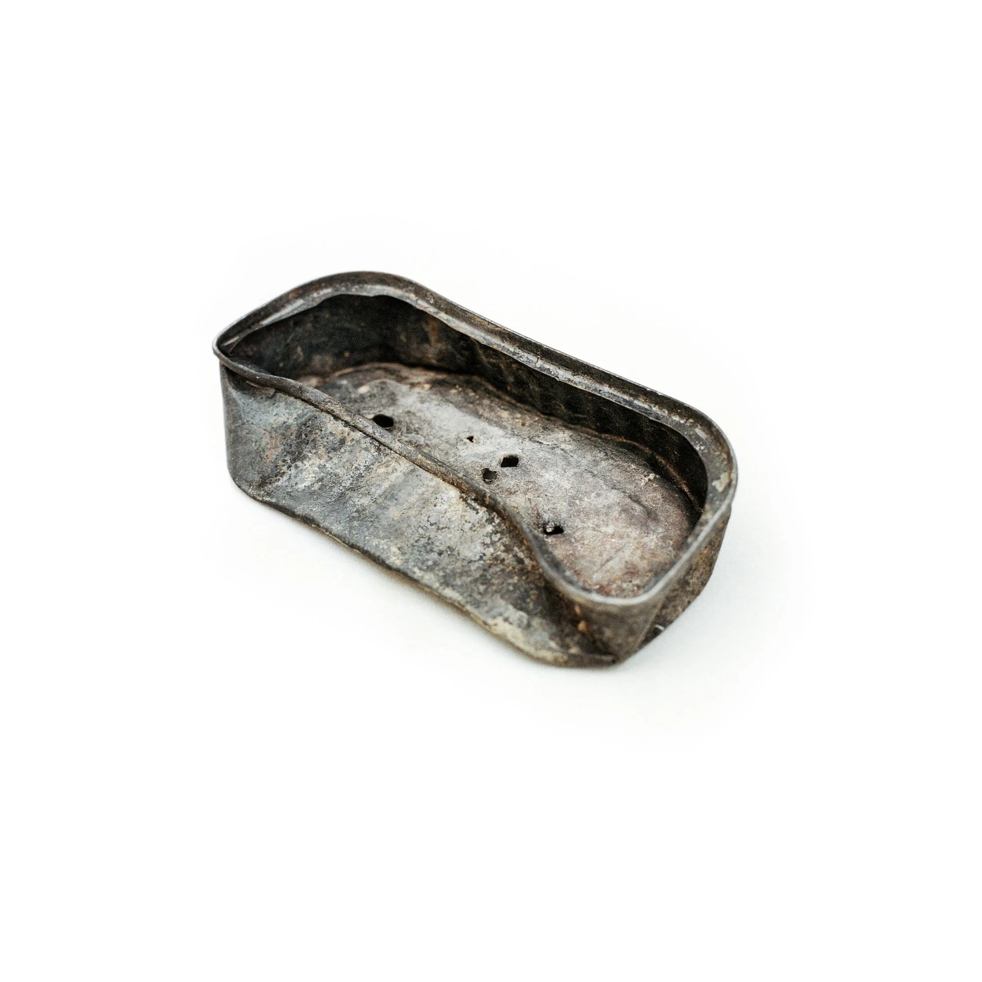 Cette vieille boîte de sardines appartient aux enfants d'Amina: Aichadou, 6 ans et Ibrahim, 4. C'est l'élément essentiel de leur jeu de pique-nique. Sauf que leur souvenir de déguster des sardines est assez lointain, datant d'avant leur arrivée au camp de réfugiés. Avec un seul repas par jour, les enfants qui ont découvert la boîte sur un tas d'ordures la gardent comme souvenir et matière d'espérer leur retour. © Chris de Bode