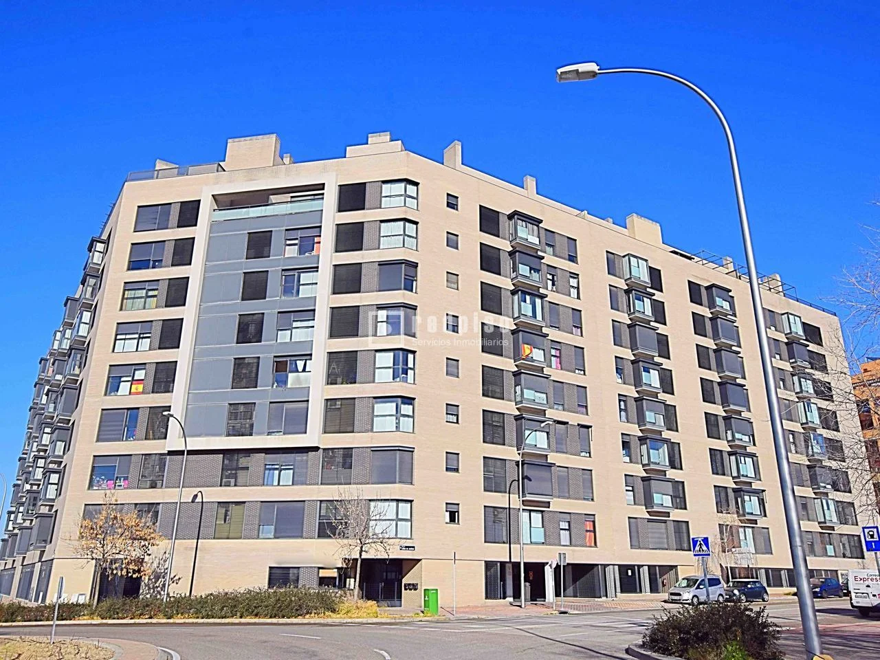 En 2013, la communauté d’agglomération de Madrid vend la totalité d’un ensemble locatif social public (« vivienda de protección official ») dénommé « Ensanche de Vallecas », soit 3000 logements sociaux. Cette vente intervient au bénéfice de deux fonds de pension américains, pour un montant de 201 millions d’€. Les fonds de pension et organismes bancaires désormais propriétaires de cet ensemble immobilier sont Blackstone et Goldman Sachs . En conséquence, les locataires en place ont perdu leur statut de locataire social et le patrimoine immobilier public financé par l’impôt, relève désormais du marché libre.Cette vente immobilière qui a été décidée par la communauté urbaine de Madrid sans aucune concertation auprès des populations concernées, intervient au moment même où s’achève la période de versement des aides au logement. Ce qui place les locataires concernés dans une situation de totale incertitude.