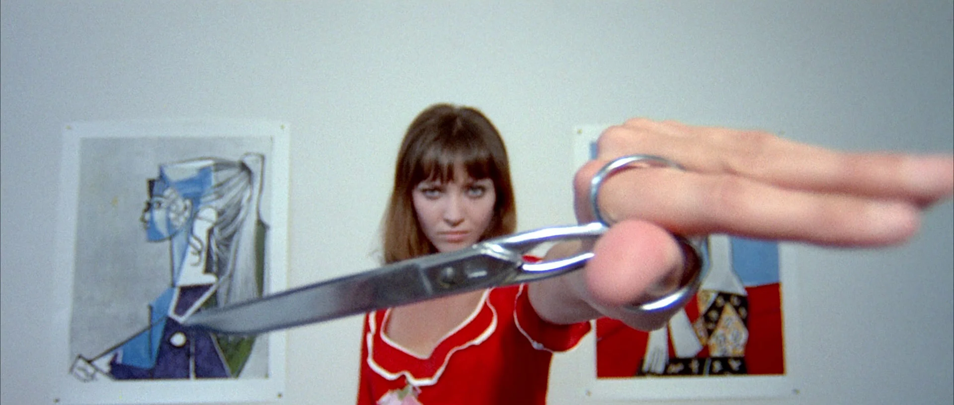 Mais que vient faire Pierrot le fou ici ?Le film fut interdit aux moins de 18 ans "&nbsp;en raison de l’anarchie intellectuelle et morale de l’ensemble du film et de certaines scènes de violence ", et a occasionné la création d’une sous-rubrique «&n…