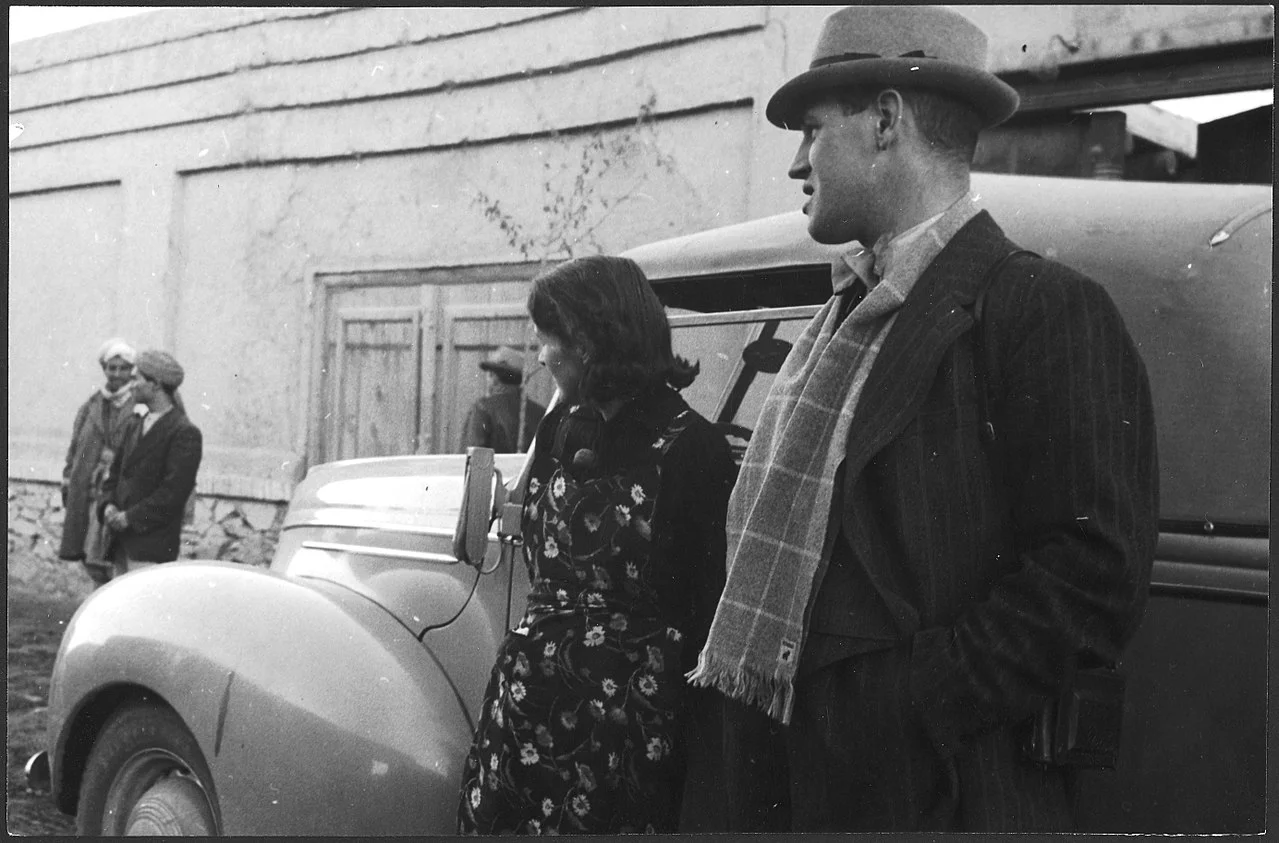 Un homme, une femme, près de la Ford. Kaboul. Annemarie Schwarzenbach