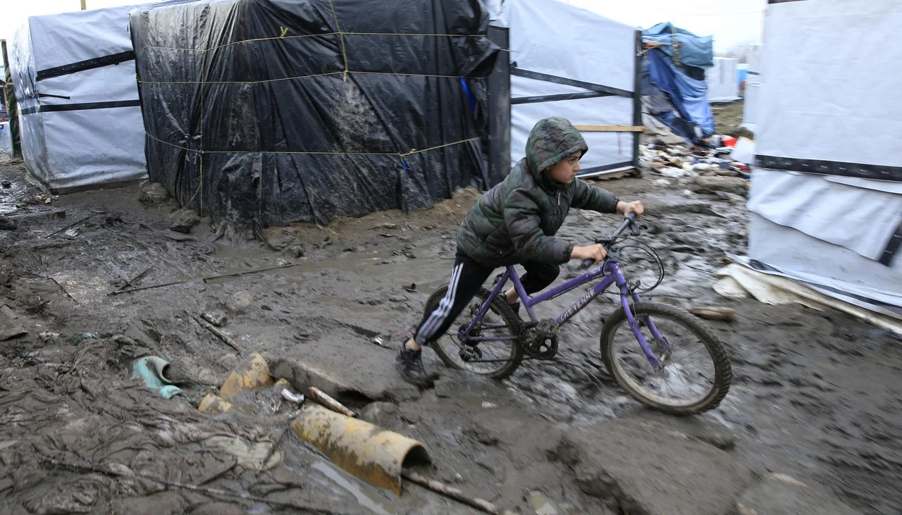 Avec l'humanité ferraillante des camps de réfugiés par Joël Casséus