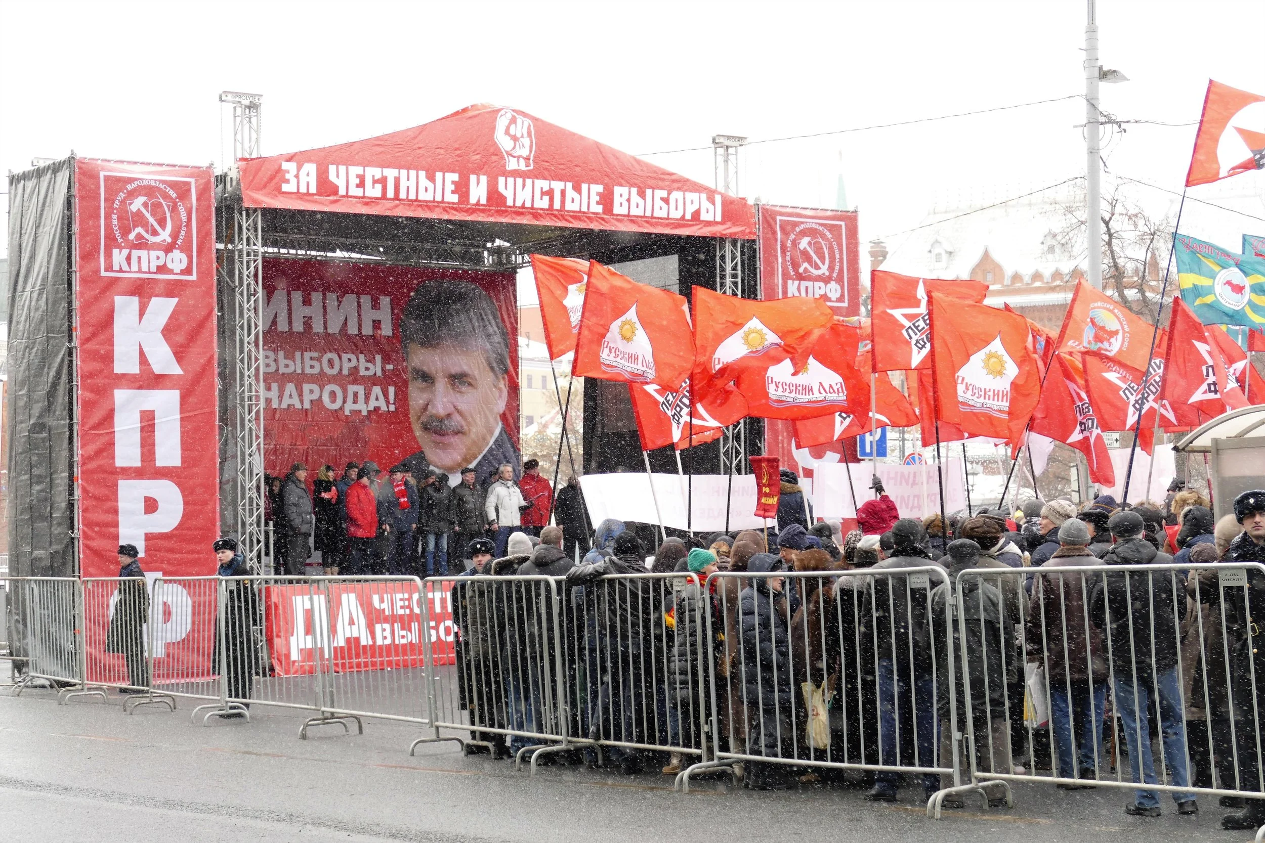 Le slogan inscrit sur la tribune du PCFR (parti communiste de la fédération de Russie), au-dessus du portrait du candidat Groudinine, est "Pour des élections honnêtes et propres".