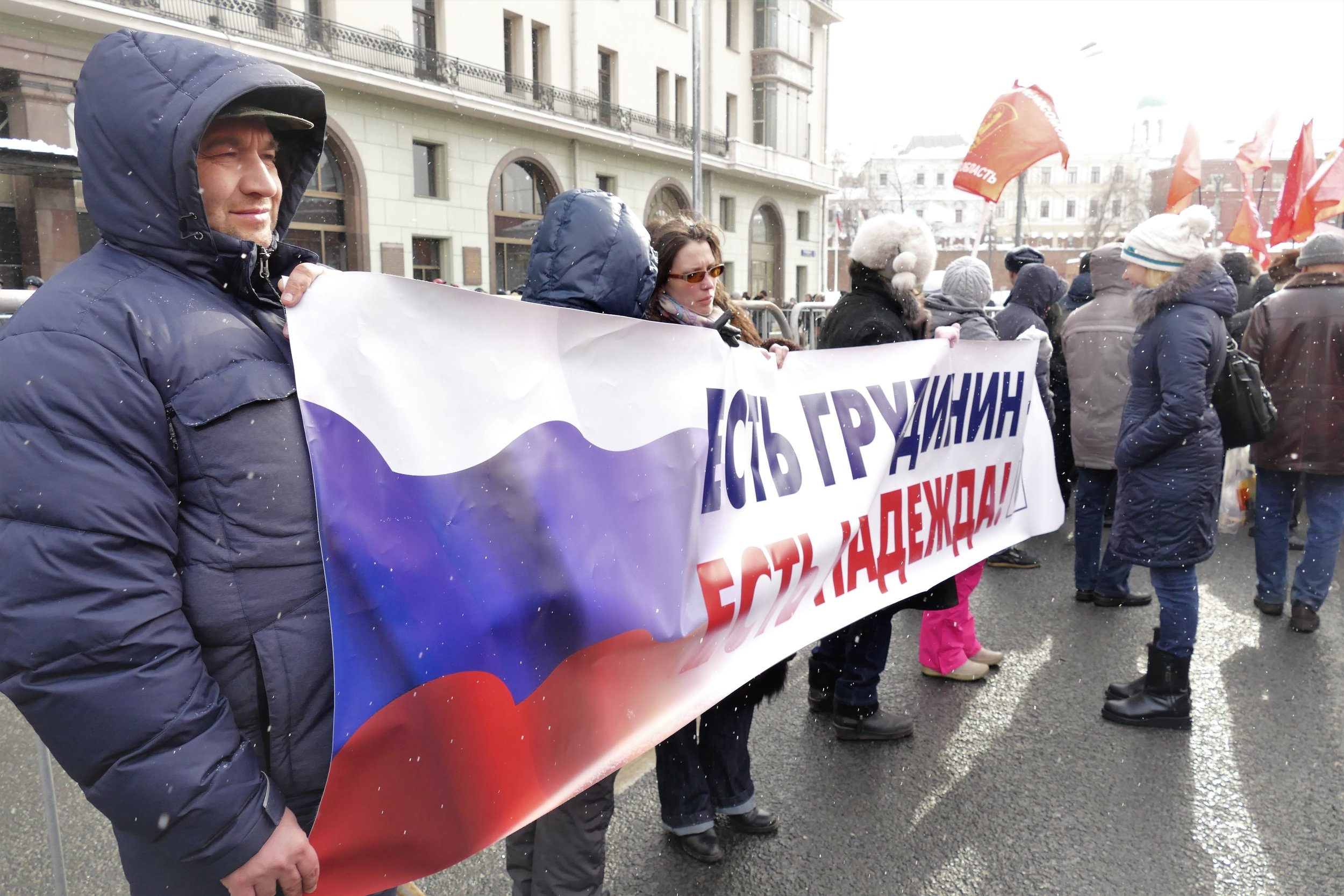 La banderole tenue par ces manifestants indique "Là où il y a Groudinine, il y a de l'espoir".