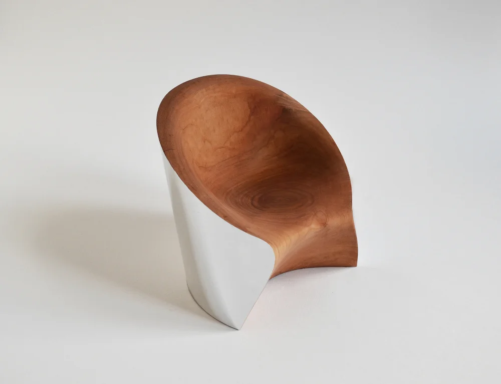 Il est recommandé de s'effondrer dans le fauteuil Crater d'Akos Huber