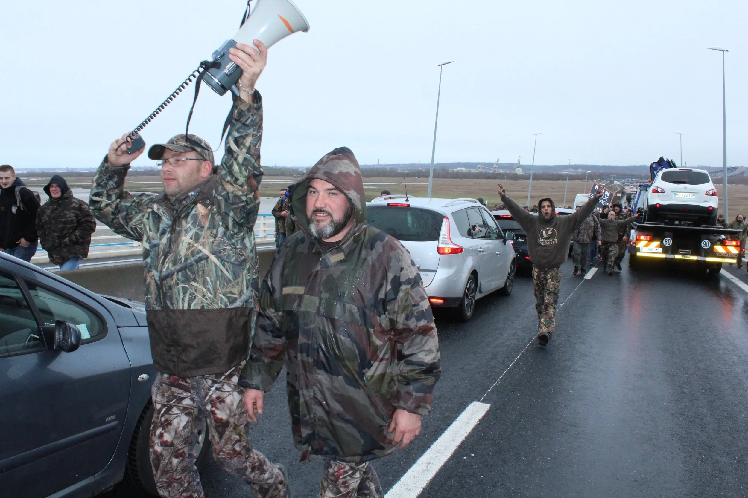 Macron drague lourdement les chasseurs et veut en faire des miliciens à son service