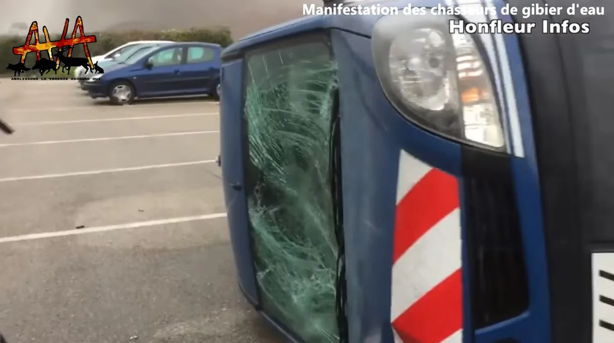 Des images qui n'ont pas fait le tour de la France et n'ont pas ému les média. Quand une manifestation de chasseurs de gibier d'eau (!) chasse plutôt la police, on pleure visiblement moins sur le sort d'une voiture de gendarmerie que quand elle tomb…