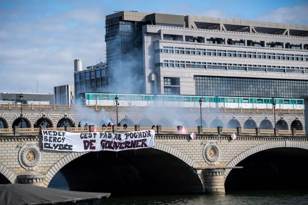 Action flash au pont de Bercy : la fête à Macron c'est parti !