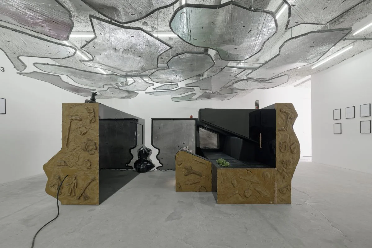 En fuyant, ils cherchent une arme : des artistes outillent la contestation