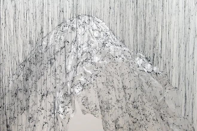 S'immiscer dans les volumes inversés de Yasuaki Onishi 