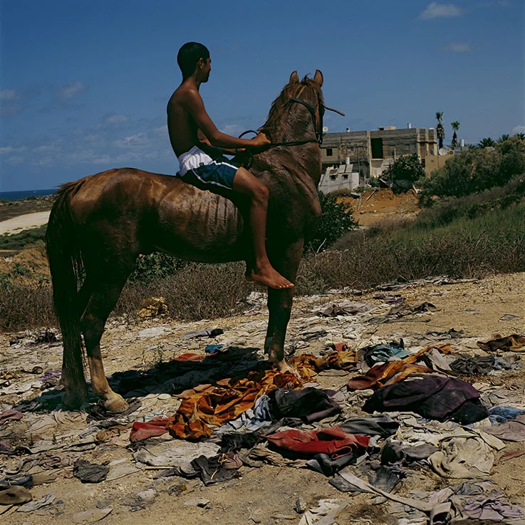 ©Didier Ben Loulou, SUD- Jaffa, Adolescent montant à cru; quartier Ajami, 2005, Jaffa