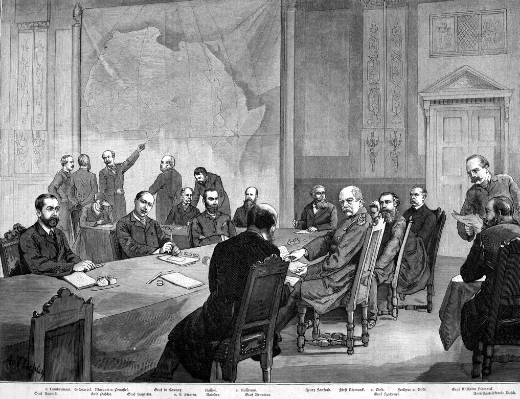 1884-1885 : la Conférence africaine de Berlin, événement clé de la colonisation Convoquée par Otto von Bismarck et Jules Ferry, cette conférence réunit les quatorze principales puissances mondiales d’Europe, les États-Unis d’Amérique, la Russie et la Turquie. Elle avait pour objectif d’assurer la libre circulation commerciale sur les fleuves Congo et Niger et de dénoncer l’esclavage. Mais elle jette les bases d’un droit colonial au profit des pays occidentaux et esquisse les frontières de futurs pays africains dont les Occidentaux prennent possession.