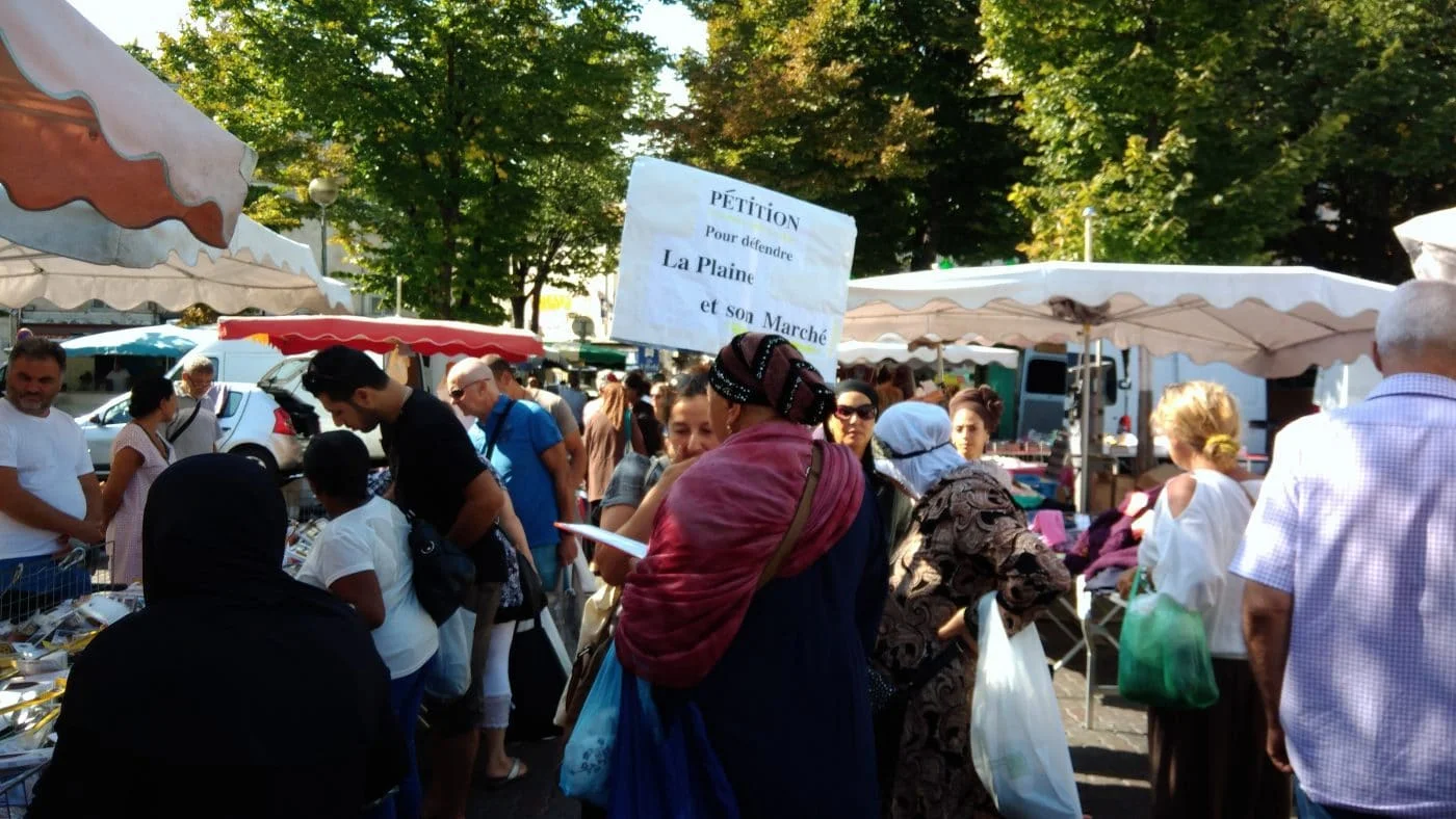 Alors la vraie vie, celle du marché de La Plaine, Marseille, avant son interdiction pour commencer les travaux, à côté du paysage urbain de charmants jeunes consommateurs (pas un vieux, ou qui que ce soit qui n’aurait pas une silhouette ou une démar…