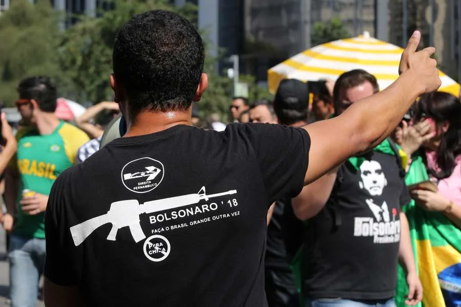 L'emblème de Bolsonaro : un fusil-mitrailleur. Son slogan : rendre sa grandeur au Brésil, vulgaire plagiat du slogan de Donald Trump.