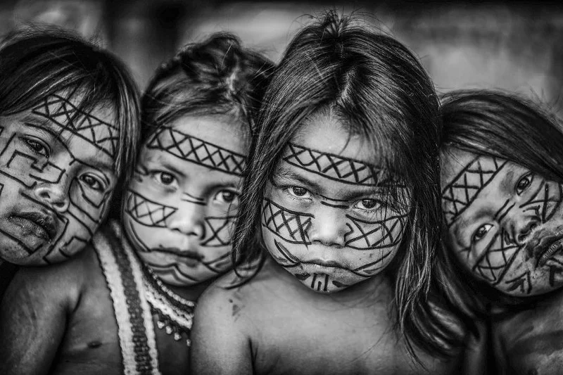 Enfants Kaxinawá, dans le village d’Água Viva, à Acre. Photo de Ricardo Stuckert (voir son portfolio de photos ici )