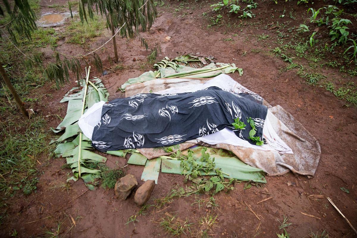 Un corps recouvert près de Belo, à la suite d’affrontements au début du mois d’avril 2018 entre les forces de sécurité et les séparatistes armés dans la région du Nord-Ouest, au Cameroun. Avril 2018. © 2018 Privé