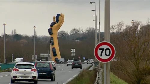 "La main jaune" donc. Si tu veux faire saigner tes yeux avec davantage de visuels de ce chef d'oeuvre, c'est par là.