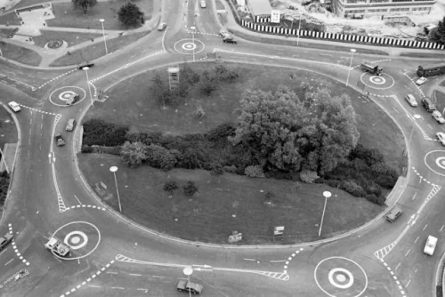 (Le rond-point qui rend fou. Source : Fredzone.org)