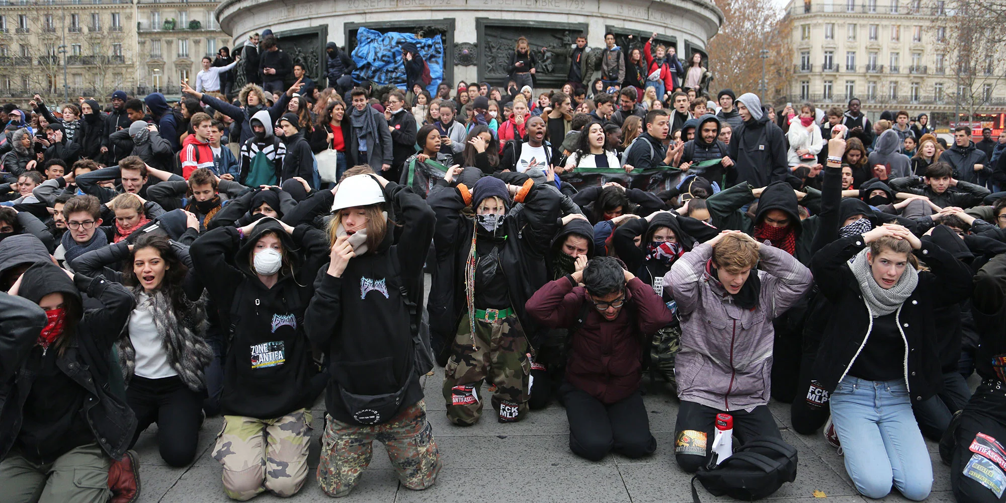 Les mères avec les lycéens réprimés par la police: ne touchez pas à nos enfants!