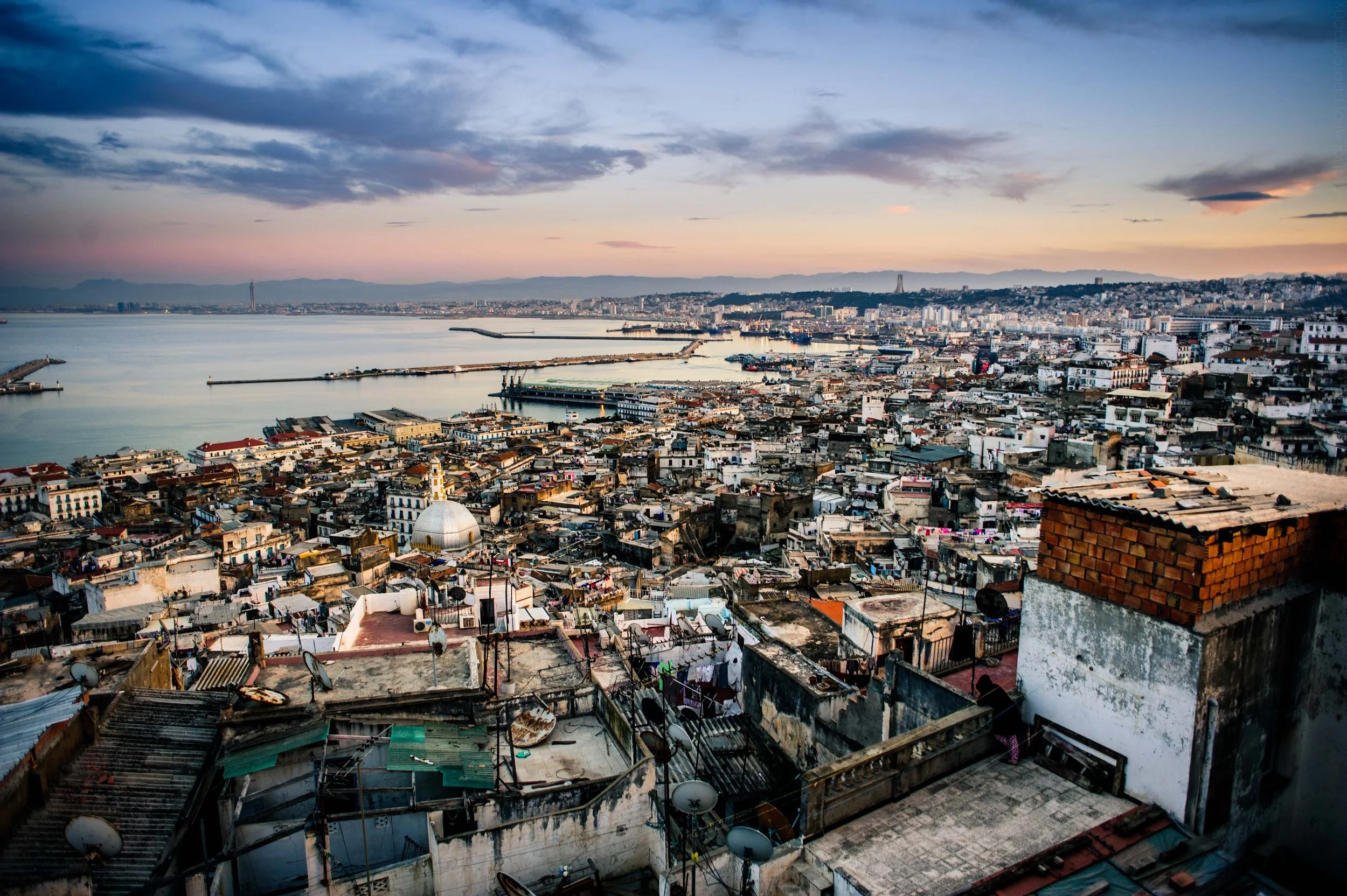 La baie d’Alger depuis les hauteurs de Casbah; 2017. Photo Mahdi Aridj ( en vente ici )
