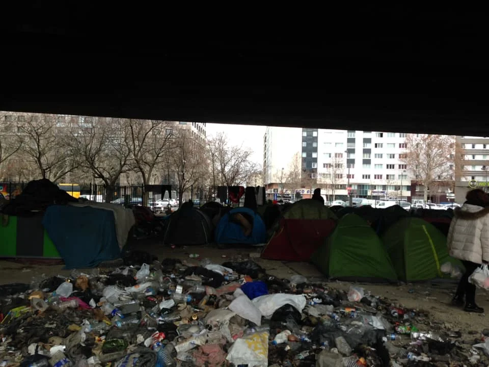 Migrants : avec quels mots exacts dire comment des êtres vivent ?