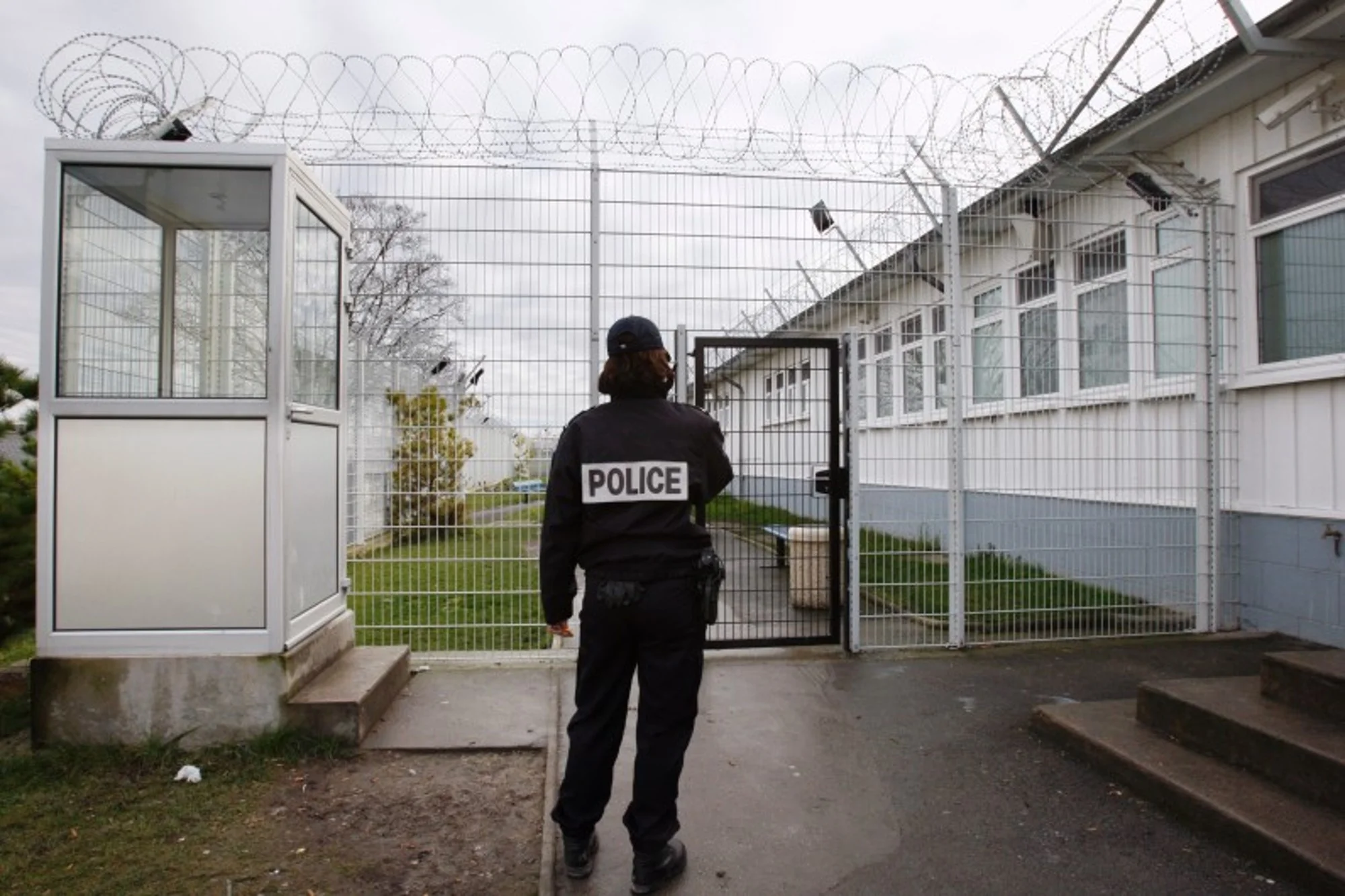 Une centaine de migrants en grève de la faim dans trois centres de rétention