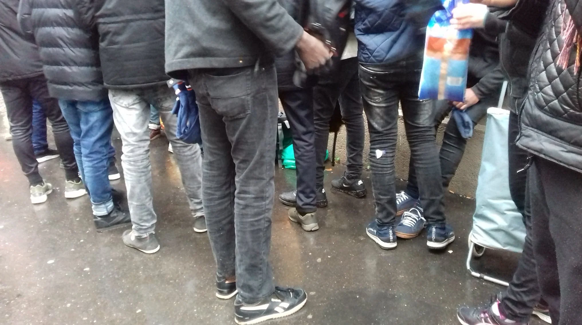 Devant La Croix-Rouge, à 10h30. Le DEMIE est censé ouvrir à 11h, mais comme à chaque fois il ouvre avec 3/4 d'heures de retard. En attendant, on offre un petit déjeuner.