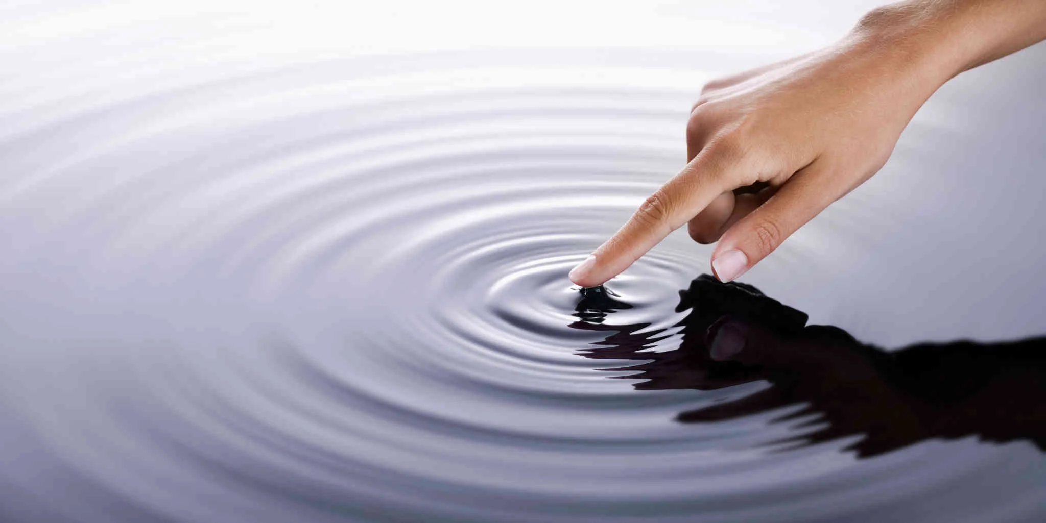 Sondages et doigt dans l’eau.