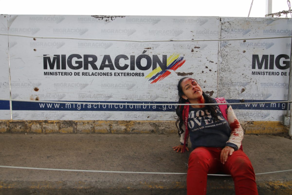 Un exemple de la difficulté d’interpréter les photos : comme le rapporte l’AFP, cette femme a bien été heurtée par deux blindés légers vénézuéliens sur le pont, mais ils étaient conduits par des déserteurs de l’armée bolivarienne qui ont utilisé ces véhicules pour forcer le passage de la frontière et se rendre à l’armée colombienne qui les attendait de l’autre côté. De même, TeleSur, la télévision d’état vénézuélienne ne cesse de montrer des vidéos qui semblent bien prouver que les deux camions d’aide humanitaire brûlés sur le pont ont été incendiés par des cocktails molotov lancés par les manifestants, et pas par l’armée vénézuélienne.