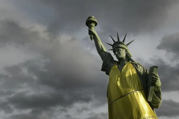 Samedi à Colmar, les gilets jaunes ont redonné du sens à la statue de la liberté. A rapprocher de leur beau slogan écrit sur une banderole : “la fraternité, on l’a déjà retrouvée. Il nous reste à conquérir la liberté et l’égalité”. A l’évidence, il y en a (et surtout chez les éditorialistes, experts et politologues, ce qui est un peu effrayant) qui n’ont toujours pas compris de quoi il était profondément question dans ce mouvement.