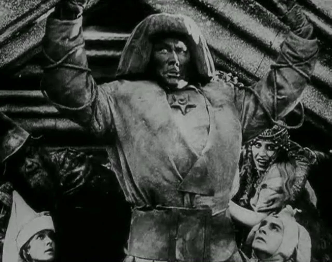 Le Golem, un film de Paul Wegener et Carl Boese , 1920. Il raconte l'histoire d'un rabbin qui fabrique un monstre dans l'espoir d'en faire son serviteur mais aussi le sauveur de la communauté juive.