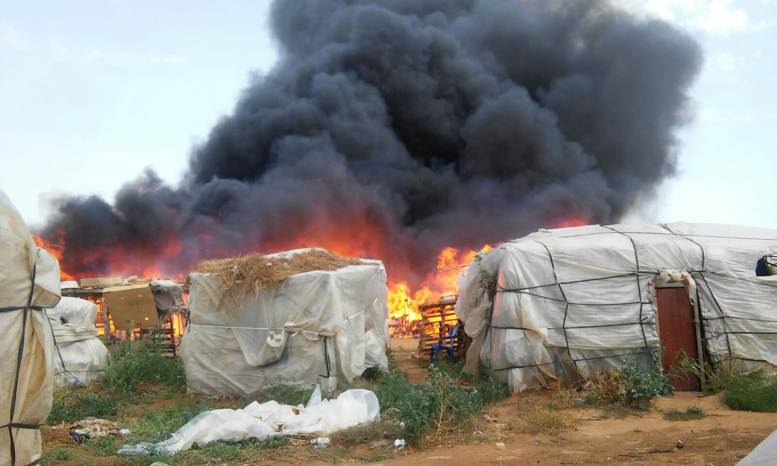 Légende originale d’El Diario de Huelva, le quotidien local : Se incendia otra vez el asentamiento de inmigrantes de Lepe. “Otra vez”, une nouvelle fois : tout est dit.