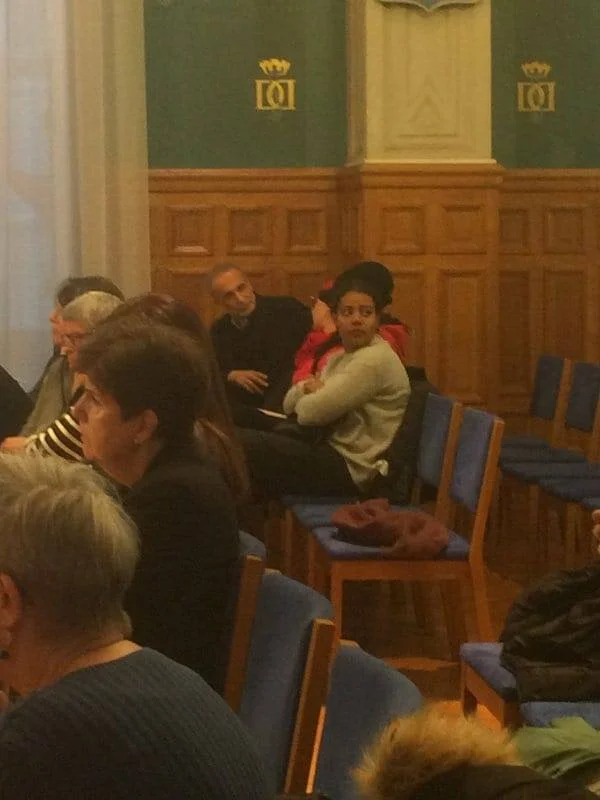 Tariq Ramadan, toujours mis en examen pour viol dans deux dossiers et sous contrôle judiciaire, a été aperçu hier soir à Saint-Denis lors d'une réunion « contre les violences faites aux femmes au quotidien », qu’il a refusé de quitter comme le lui demandaient des femmes présentes et la maire de la ville, en charge de l’animation du débat.