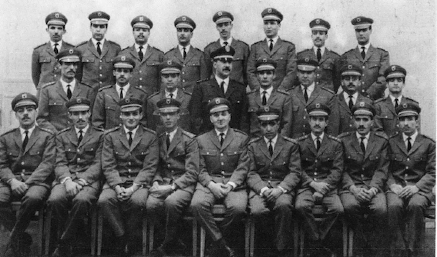 Sortie de la première promotion d’officiers algériens à l’académie militaire de Frounzé à Moscou, décembre 1964. Parmi les jeunes officiers, les futurs généraux Lakehal Ayat, Larbi Belkheir, Khaled Nezzar, Mostefa Beloucif, entre autres (archives privées/éditions Barzakh) . A lire sur l’histoire de l’armée algérienne, ce livre de Saphia Arezki : De l’ALN à l’ANP, la construction de l’armée algérienne 1954-1991 .