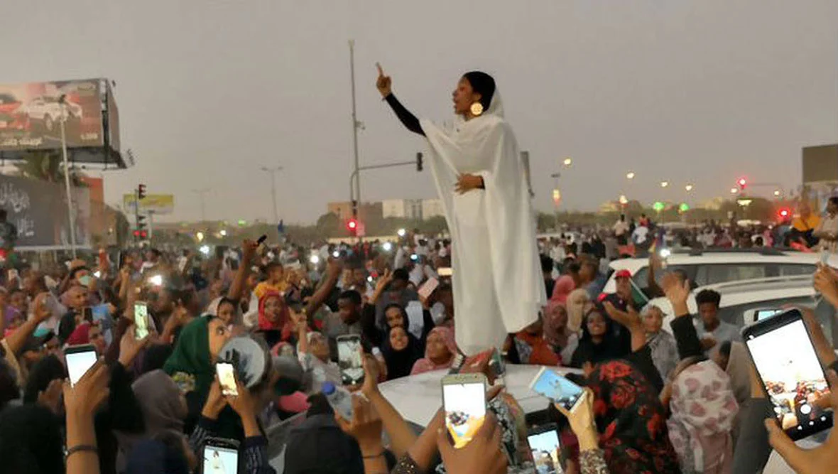 soudan-pourquoi-cette-jeune-femme-vetue-de-blanc-est-devenue-le-symbole-de-la-.jpg