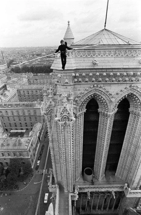 Philippe Petit sur les toits de Notre Dame 1971. Via Isabel Sig.