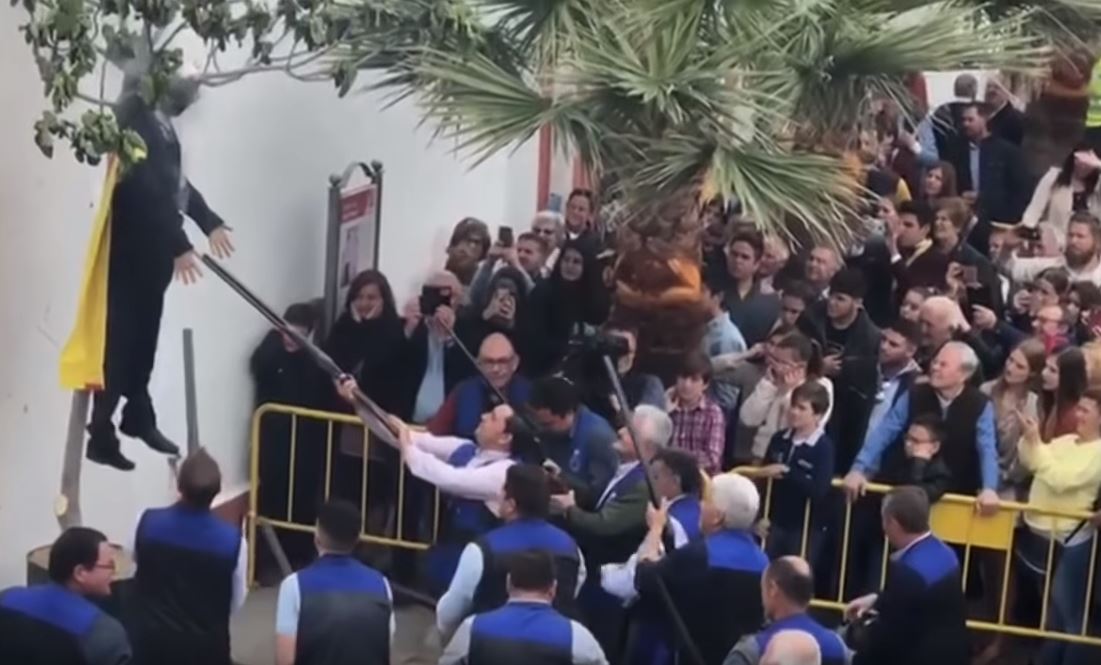 Catalogne : un faux Carles Puigdemont pendu, fusillé et brûlé dans une fête pascale en Andalousie