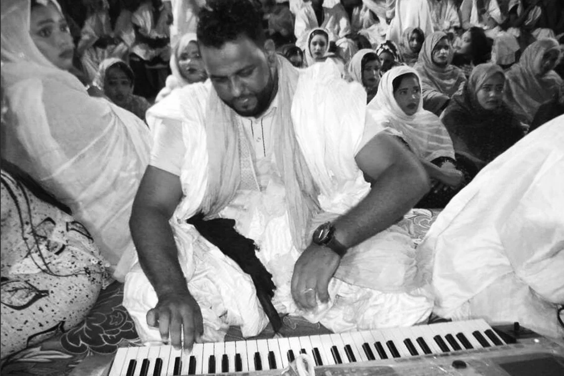 Ahmedou Ahmad Lowla et son synthé apprivoisé aux gammes mauritaniennes
