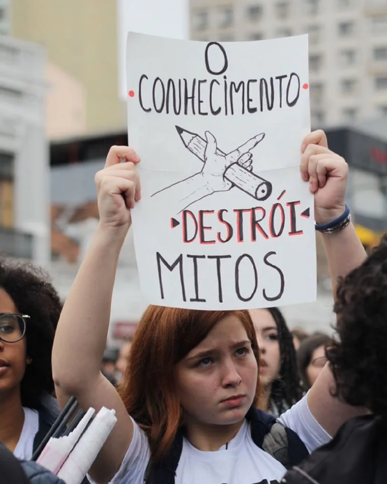 “La connaissance détruit les mythes”. Manifestation étudiante à Curitiba, Brésil.