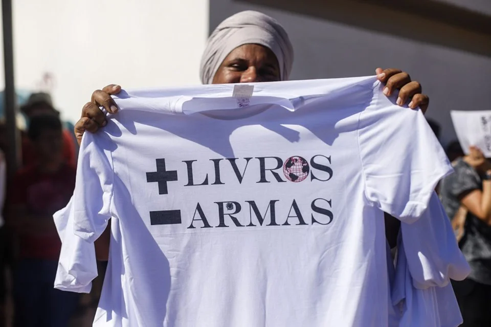 Plus de livres, moins d’armes. Énormes manifestations dans tout le Brésil contre les coupes du gouvernement Bolsonaro dans le budget de l’éducation.