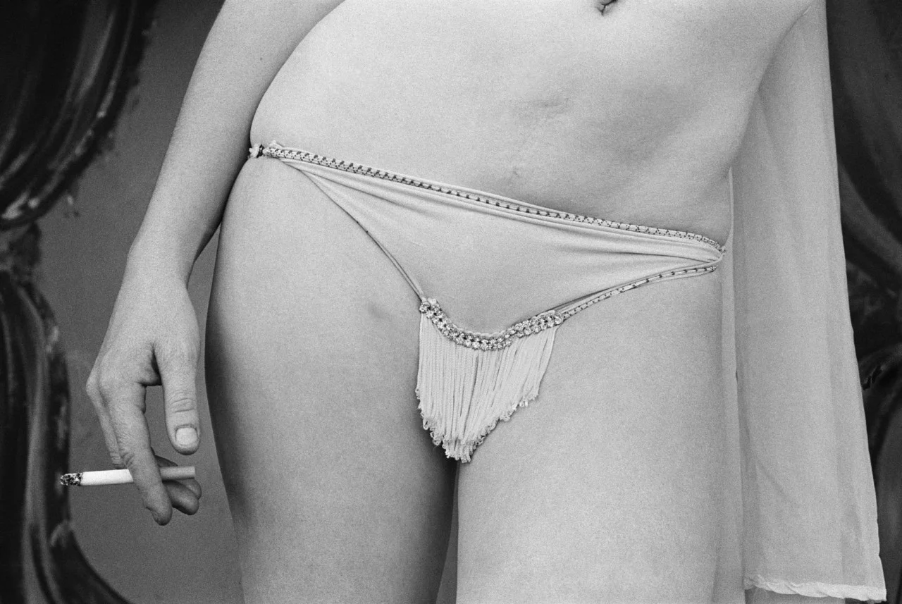 Susan Meiselas Shortie on the Bally. Barton, Vermont, USA. 1974. © Susan Meiselas | Magnum Photos