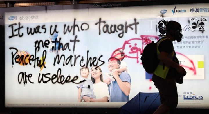Lu sur les murs de Hong Kong hier : "C'est vous qui m'avez appris que les marches pacifiques sont inutiles."